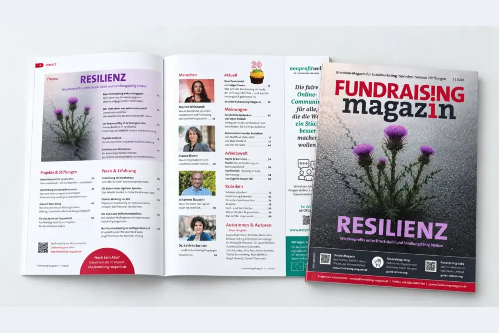 Fundraising-Magazin 5|2026 mit dem Titelthema Resilienz, aufgeschlagen neben dem Titelblatt